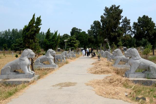 河南有座宋阁老墓,开国皇帝为其写祭文悼念,两排石像生壮观