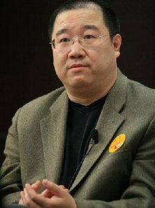 对小儿子极尽宠爱,送他出国深造的英达,为何却对巴图不闻不问?