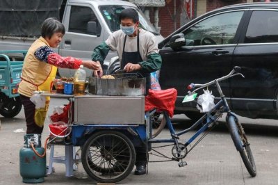 ​街边“很暴利”的5种小吃，成本虽低利润却高，你还敢小看摊主吗