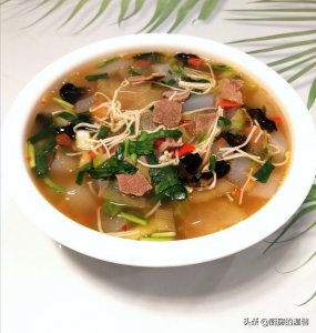 ​天冷我家就喜欢这样吃，肉菜炖一锅，肉嫩菜香，汤汁鲜美，太香了