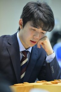 ​挑战将棋届最年轻头衔纪录 17岁藤井聪太势如破竹