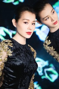 ​44岁胡杏儿一家五口游澳门，三个儿子像丈夫，6岁奕霆仔颜值最高