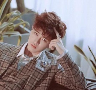 ​艺人新媒体指数：王一博第三名肖战第四迪丽热巴第六杨紫第七名
