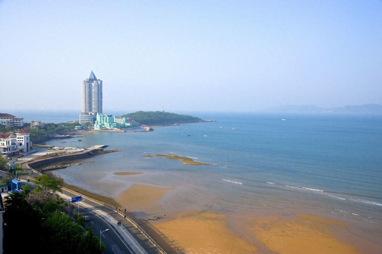 青岛第一海水浴场位于汇泉湾畔，拥有长580米，宽40余米的沙滩