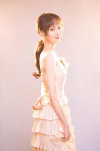 ​郑爽粉色蛋糕裙 国剧盛典造型写真来袭~层叠繁复甜美不减，清甜