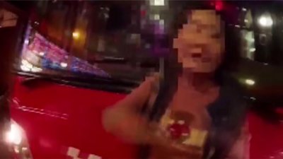 ​“你是故意的”！大妈强拦公交怒斥司机不停车 闹市堵车半小时