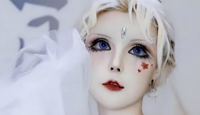 中国“第一芭比”迪丽拉，有着上百万粉丝，却因否认整容受到热议