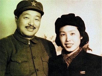 ​2001年，85岁的薛明执意参加儿子贺鹏飞的追悼会，一段话让人泪奔