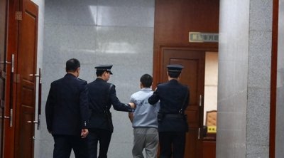 ​13年深圳警察设局杀人案：庭审时李才坤掀开衣服露出“冤悲”二字