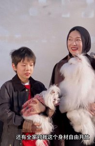 ​霍思燕携11岁儿子嗯哼出镜，胖了一大圈，叹：我全职也要辅导作业