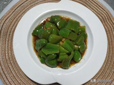 ​厨师长教柿子椒新做法，翠绿鲜香、营养美味，夏季特别推荐菜品