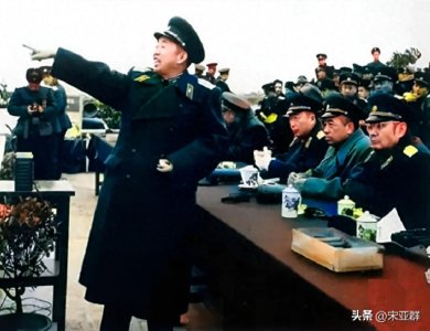 ​罕见老照片：刘亚楼指点江山，彭、聂、叶三位元帅听取汇报