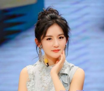 ​谢娜晒出三个女儿萌照，小女儿小手胖嘟嘟，双胞胎女儿打扮像公主
