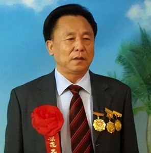 ​百亿富豪的“土皇帝”荒诞剧：睡10个情人、狂生11娃，76岁还在娃