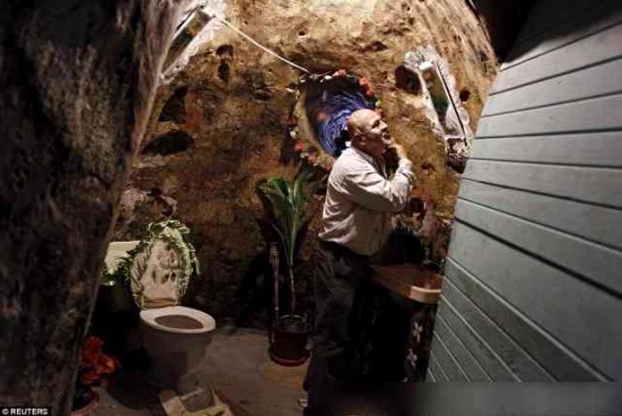 老人用双手挖山洞12年,挖成了豪华“地下宫殿”,让人佩服羡慕