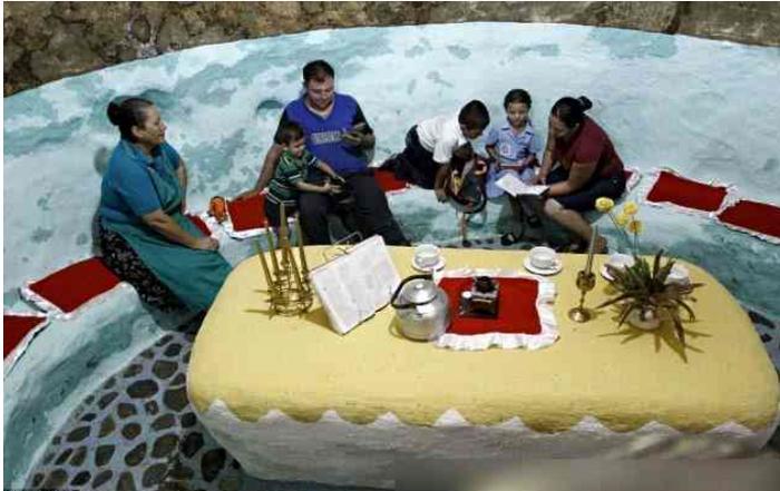 老人用双手挖山洞12年,挖成了豪华“地下宫殿”,让人佩服羡慕