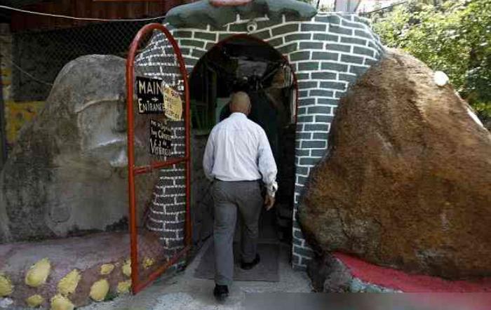 老人用双手挖山洞12年,挖成了豪华“地下宫殿”,让人佩服羡慕