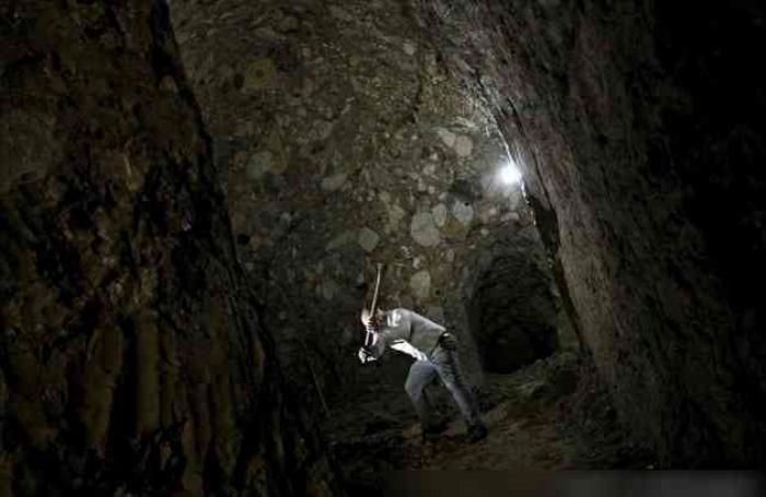 老人用双手挖山洞12年,挖成了豪华“地下宫殿”,让人佩服羡慕