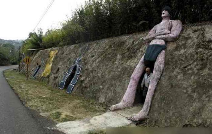 老人用双手挖山洞12年,挖成了豪华“地下宫殿”,让人佩服羡慕