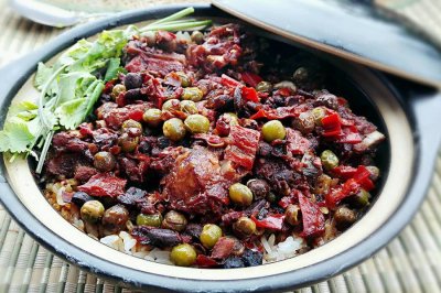 ​最简单的煲仔饭怎样做 ，方法特简单，用料实在步骤详细，比饭店卖的还好吃
