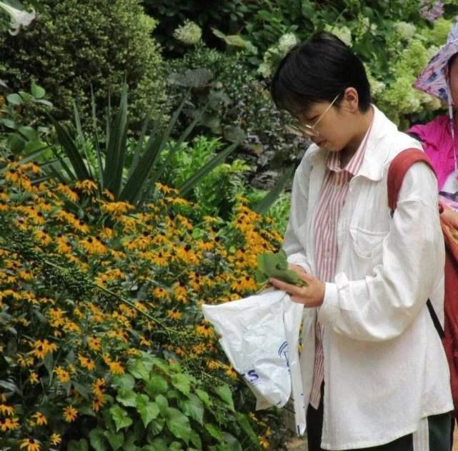 浙大女学霸,学习成绩与颜值超一流,学校公认的美女!