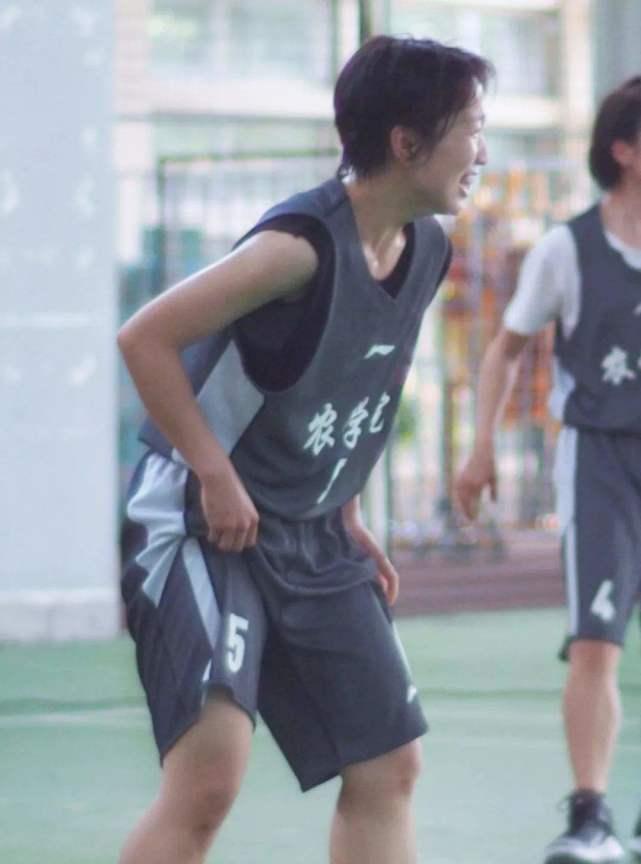 浙大女学霸,学习成绩与颜值超一流,学校公认的美女!