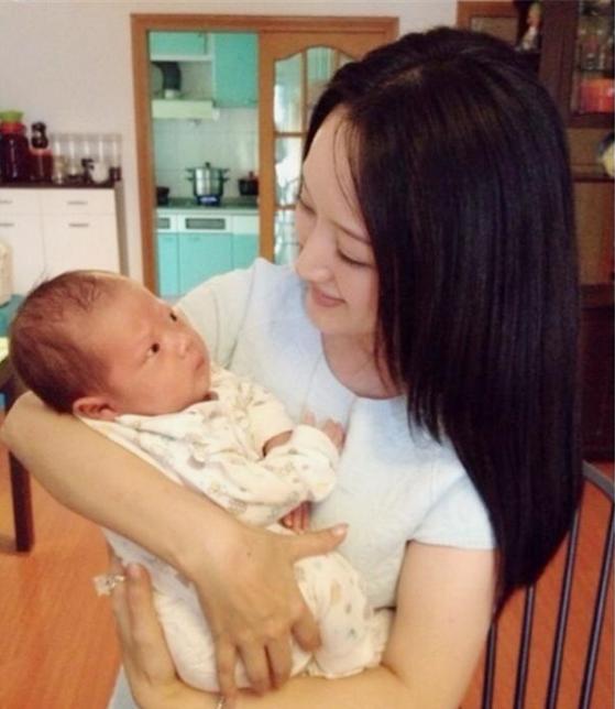 47岁杨钰莹老公身份曝光，是大名鼎鼎的他，难怪隐瞒了8年不公开