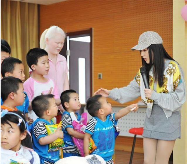 47岁杨钰莹老公身份曝光，是大名鼎鼎的他，难怪隐瞒了8年不公开