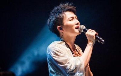 ​歌手们对周深的评价(周深在哪个节目中演唱怎么了)
