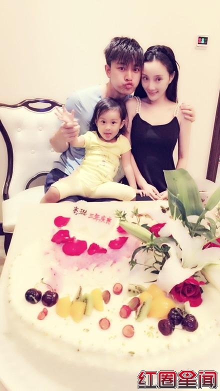 贾乃亮李小璐晒甜蜜全家福 网友:成了甜馨的脑残粉! 贾乃亮李小璐全家福照片 贾乃亮李小璐遭讹诈是怎么回事