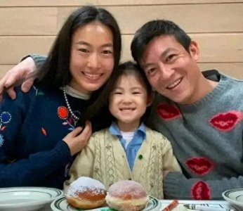 ​陈冠希现身河南开封，陪老婆回娘家，和姑妈合影拘谨，豆豆鞋抢镜
