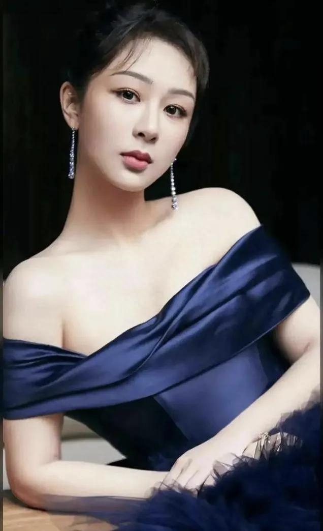 杨紫简介 :杨紫的成名和她的背景是密切相关的