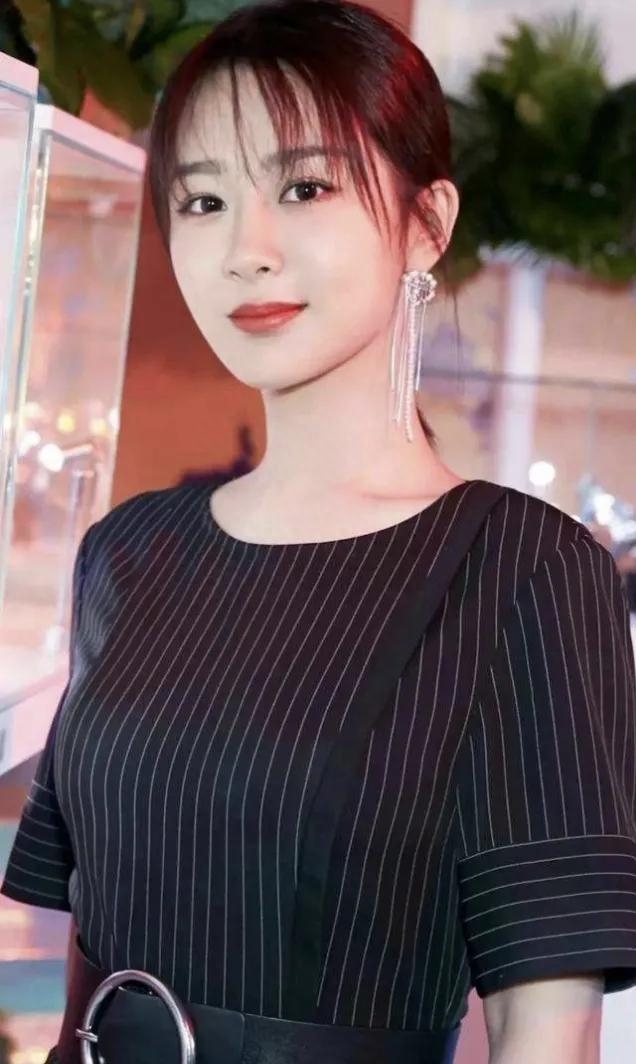 杨紫简介 :杨紫的成名和她的背景是密切相关的