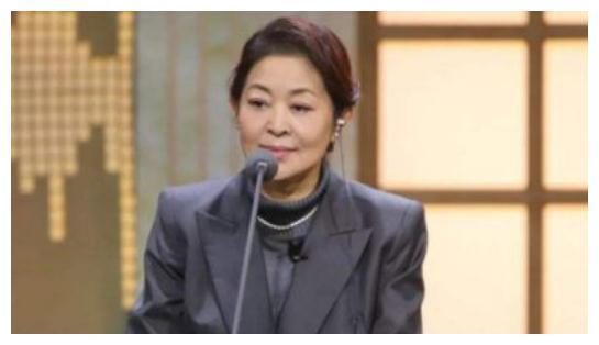 倪萍20岁儿子虎子近照曝光,眼睛已痊愈,如今又高又帅气