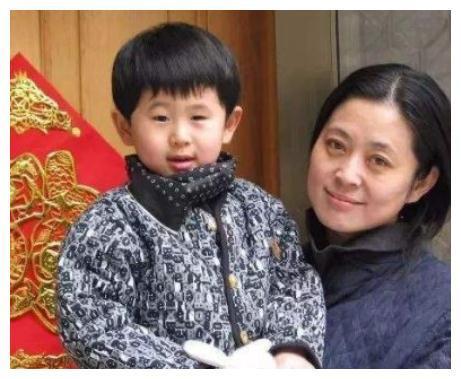 倪萍20岁儿子虎子近照曝光,眼睛已痊愈,如今又高又帅气