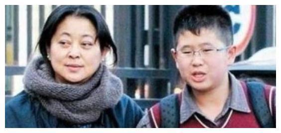 倪萍20岁儿子虎子近照曝光,眼睛已痊愈,如今又高又帅气