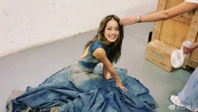 ​容祖儿穿牛仔鱼尾裙超惊艳！露美背线条迷人