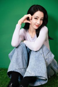 ​热巴最新直播造型图曝光 五官精致身材纤细
