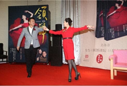 53岁央视一哥朱军和妻子谭梅近照,47岁妻子比董卿还美