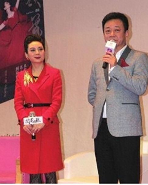 53岁央视一哥朱军和妻子谭梅近照,47岁妻子比董卿还美