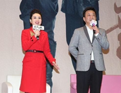 53岁央视一哥朱军和妻子谭梅近照,47岁妻子比董卿还美