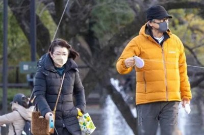 六旬山口百惠近照!穿黑色羽绒服仍眉眼清秀,老公三浦友陪伴在侧