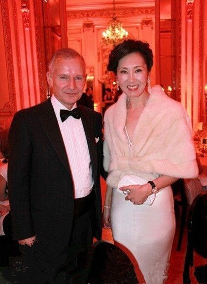 王健林老婆林宁,自己拥有投资集团,气质不凡,背景深厚