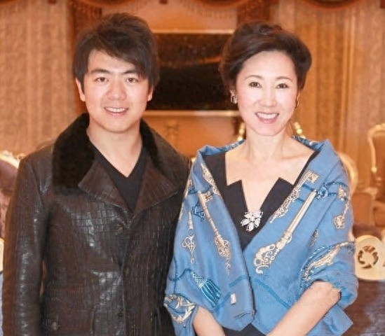 王健林老婆林宁,自己拥有投资集团,气质不凡,背景深厚