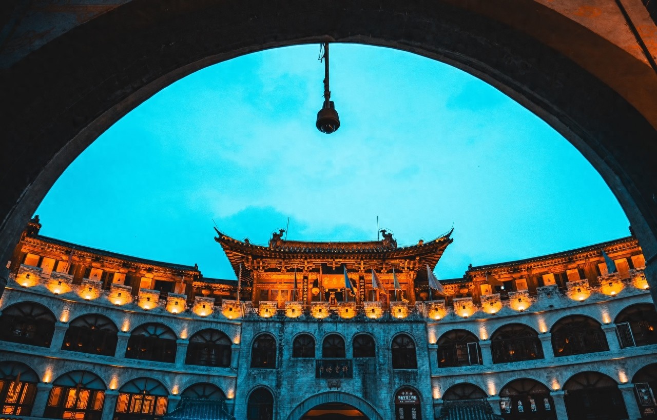 丽景门位于洛阳老城区西关，具有很悠久的历史