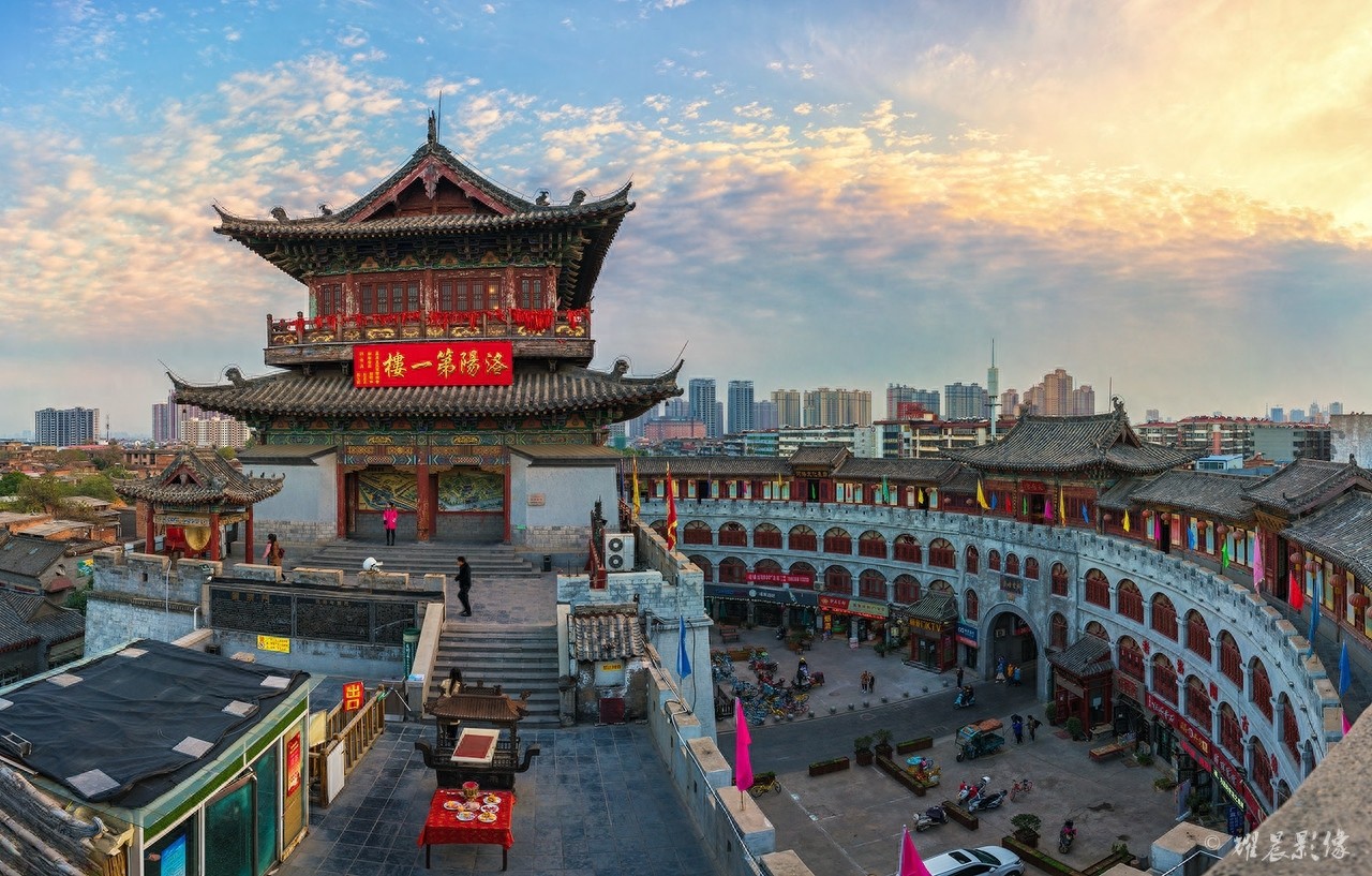 丽景门位于洛阳老城区西关，具有很悠久的历史