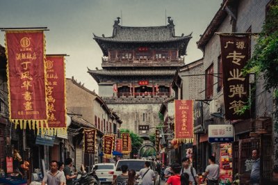 ​丽景门位于洛阳老城区西关，具有很悠久的历史