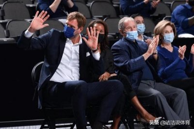 ​诺维斯基携妻子现场观赛，身材明显发福，退役的生活太滋润