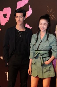 张雪迎和李治廷拍写真,两人同扮酷,张雪迎画猫眼妆气质高冷