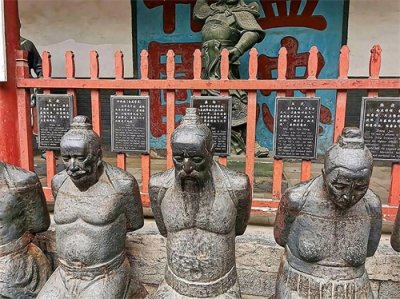 岳飞墓前曾跪着的5个人,都是谁#岳飞# #满江红# #历史#